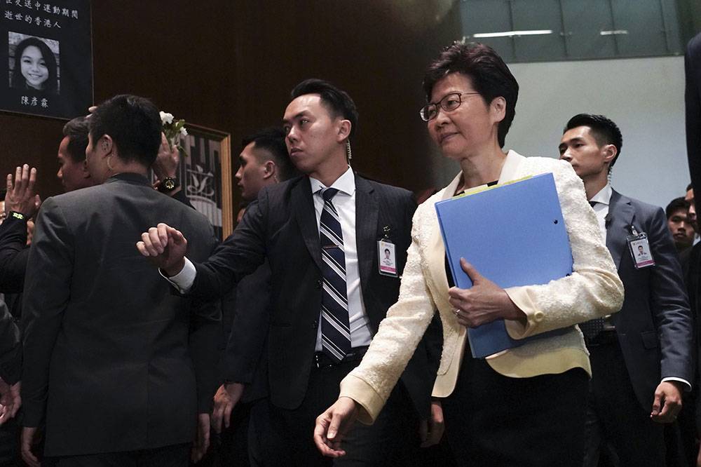 FT: Пекин разрабатывает план отставки главы Гонконга Кэрри Лам