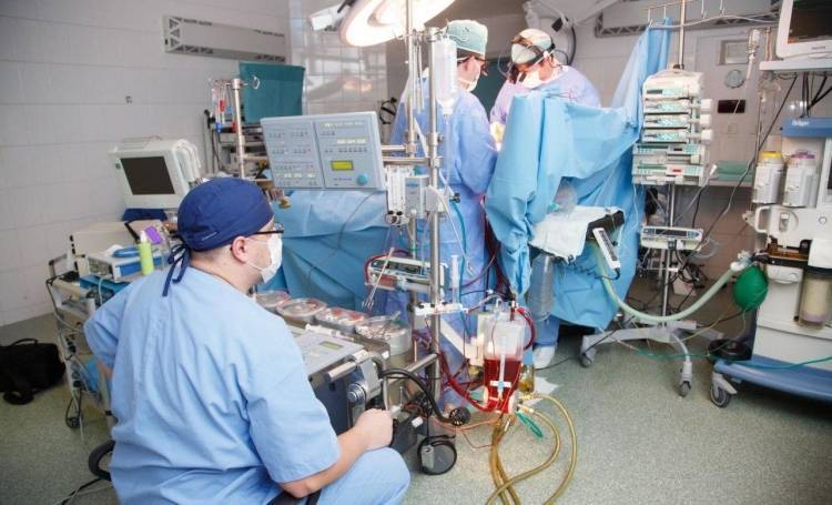 Екатеринбургские хирурги впервые удалили опухоль через несколько разрезов на животе