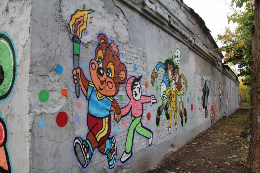 Петербургский стрит-артер Миша Samek украсил стену на Седова мультгероями