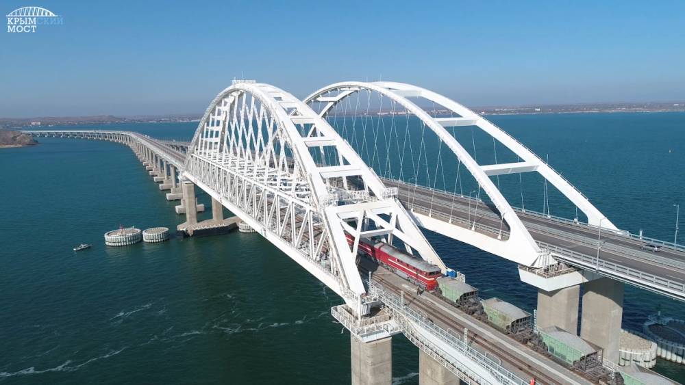 В Сети появилось видео испытаний Крымского моста поездами с двумя тысячами тоннами груза
