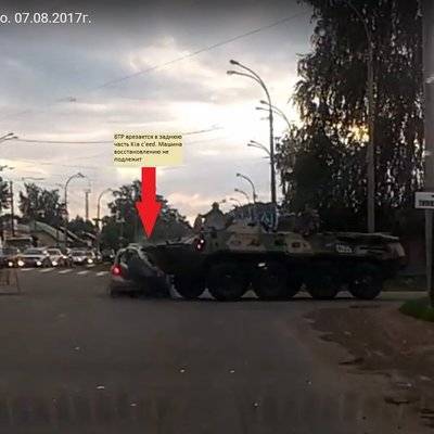 В Костроме произошло ДТП с участием БТР и легкового автомобиля