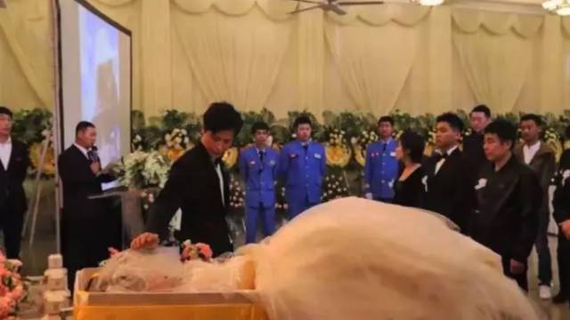Мужчина сыграл свадьбу с мертвой невестой во время похорон