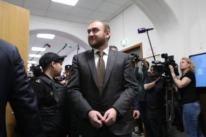 Суд арестовал кузена экс-сенатора Рауфа Арашукова