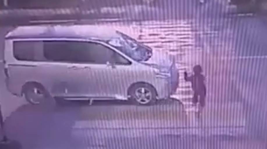 Видео: автомобиль сбил ребенка на переходе и скрылся