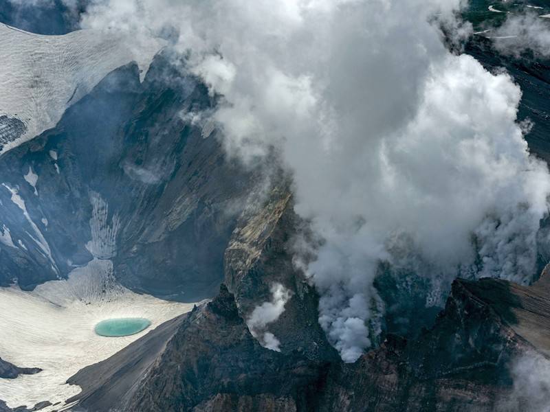 Камчатский вулкан Шивелуч выбросил столб пепла высотой до 3500 метров