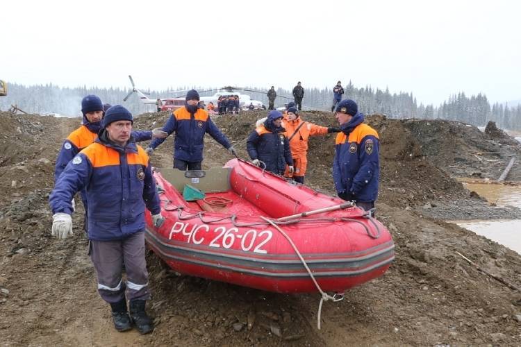 Возобновлены поиски в районе прорыва дамб в Красноярском крае
