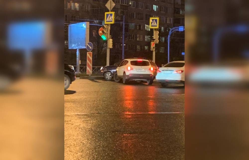 Две иномарки вцепились друг в друга на перекрестке Софийской улицы и мешают проезду