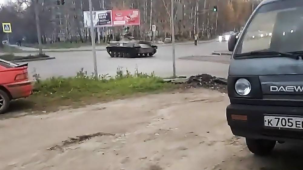 Танк протаранил легковушку на улице Костромы (видео)