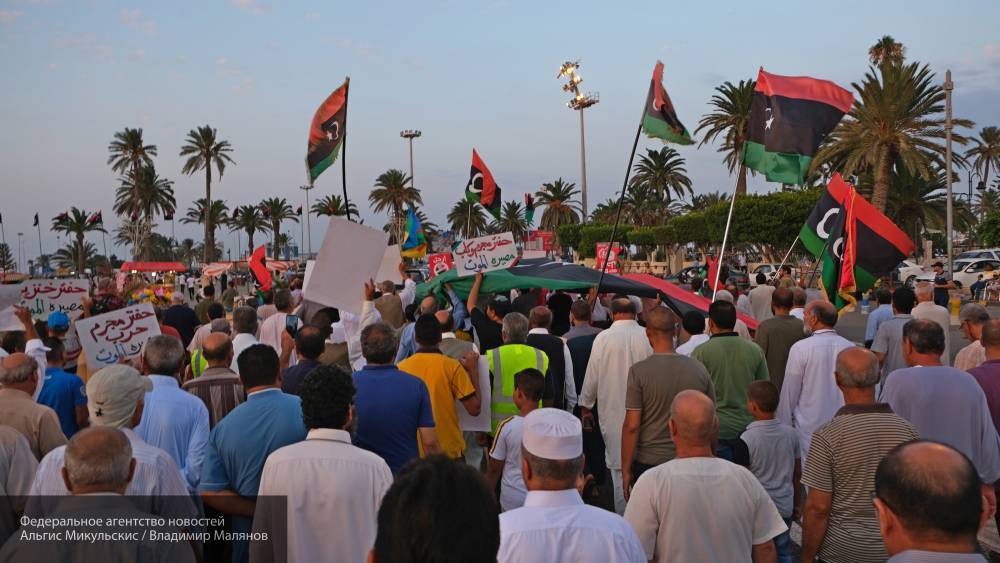 Жители Бенгази вышли на митинг против террористов ПНС Ливии во главе с Сарраджем
