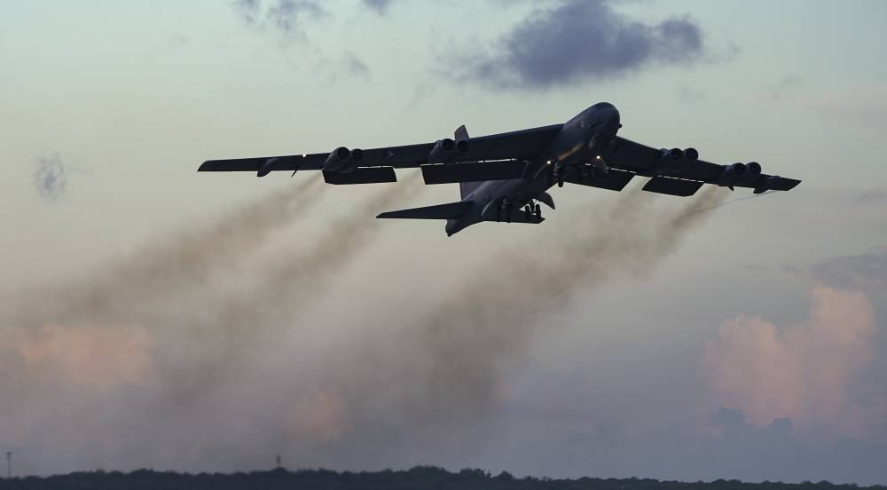Бомбардировщики США пролетели у границ РФ, выполняя опасные маневры