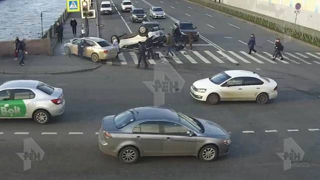 В крупном ДТП в Петербурге пострадала чиновница из Ленобласти