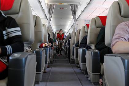 Популярную привычку пассажиров самолета признали опасной для здоровья
