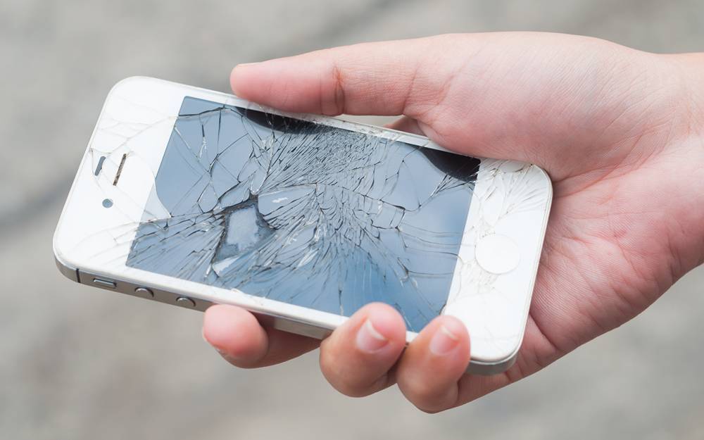 Хитрость жадных водителей: зачем возить с собой разбитый телефон