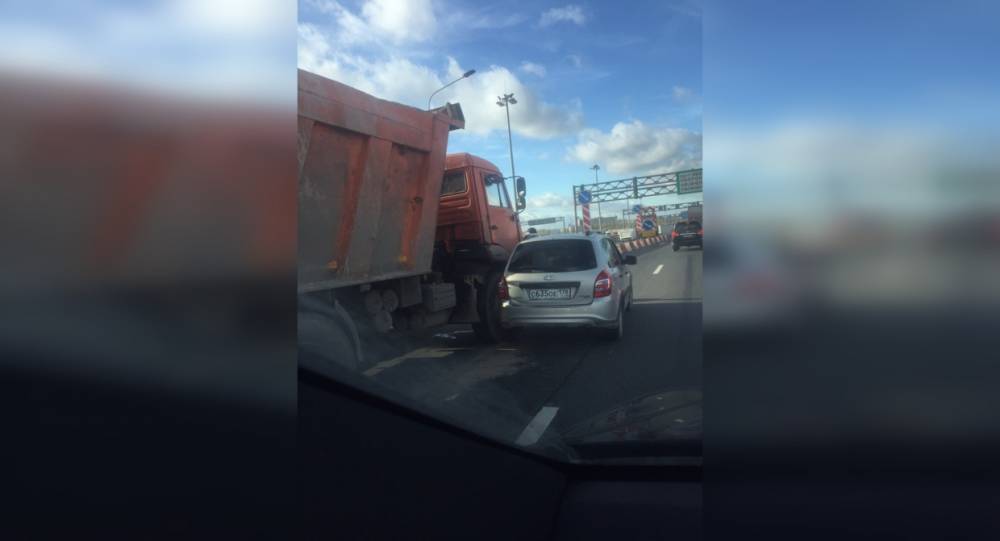 Авария большегруза и Lada создала пробку на Большом Обуховском мосту
