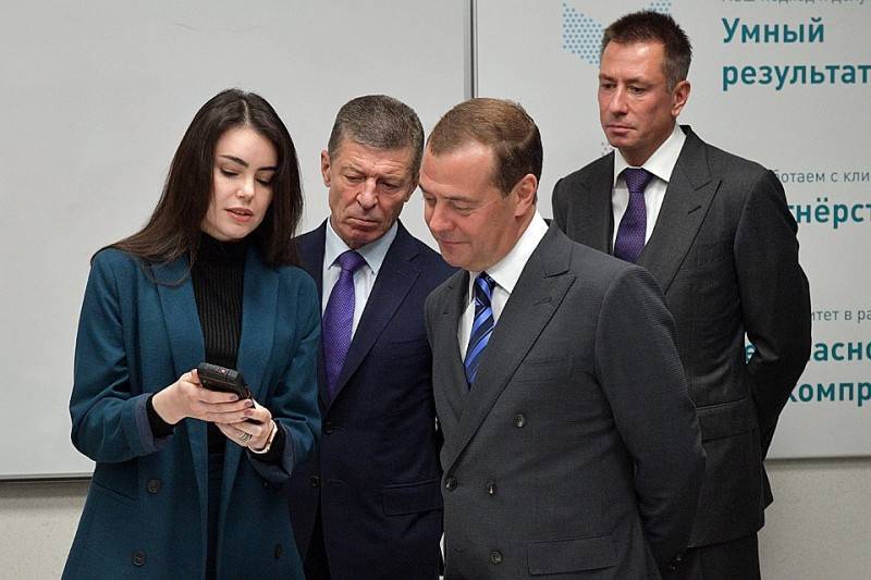 Медведев предложил вести «слежку» за работой чиновников из аппарата правительства