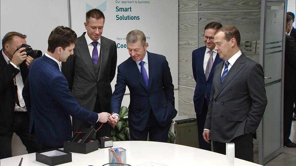 Медведев протестировал оборудование "Сибура" с помощью зажигалки