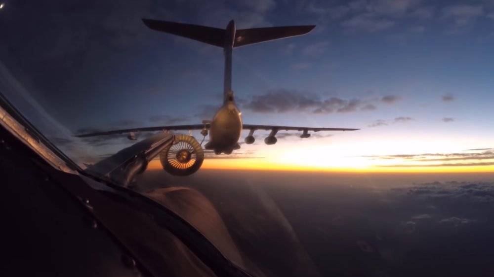 Опубликовано видео ночной дозаправки Ту-160 во время перелета в ЮАР