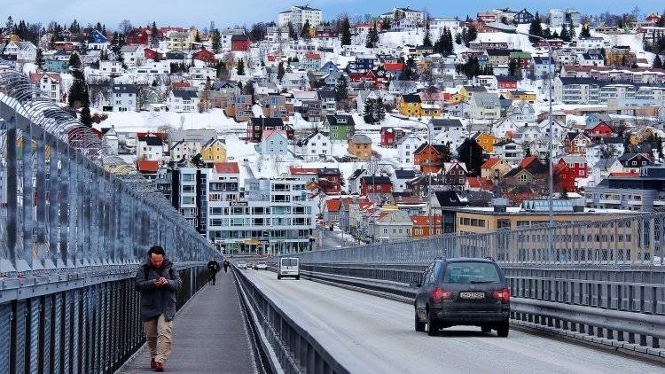 Вооруженный мужчина в Осло угнал скорую помощь и совершил наезд на людей
