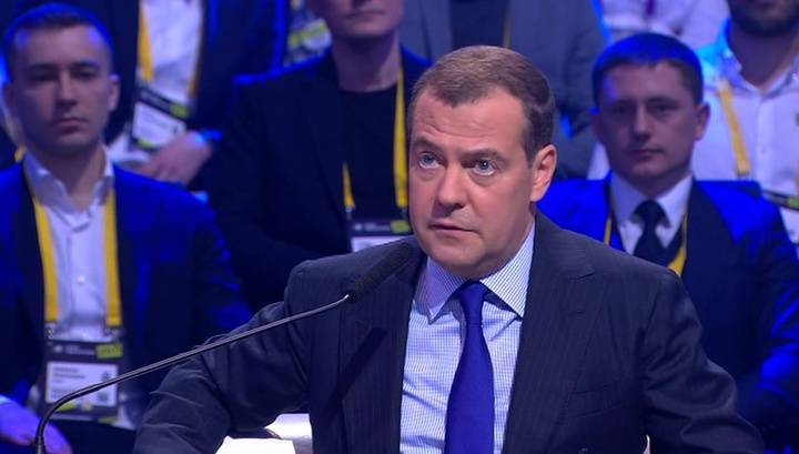 Медведев: робототизация не страшна, но работники должны повышать квалификацию