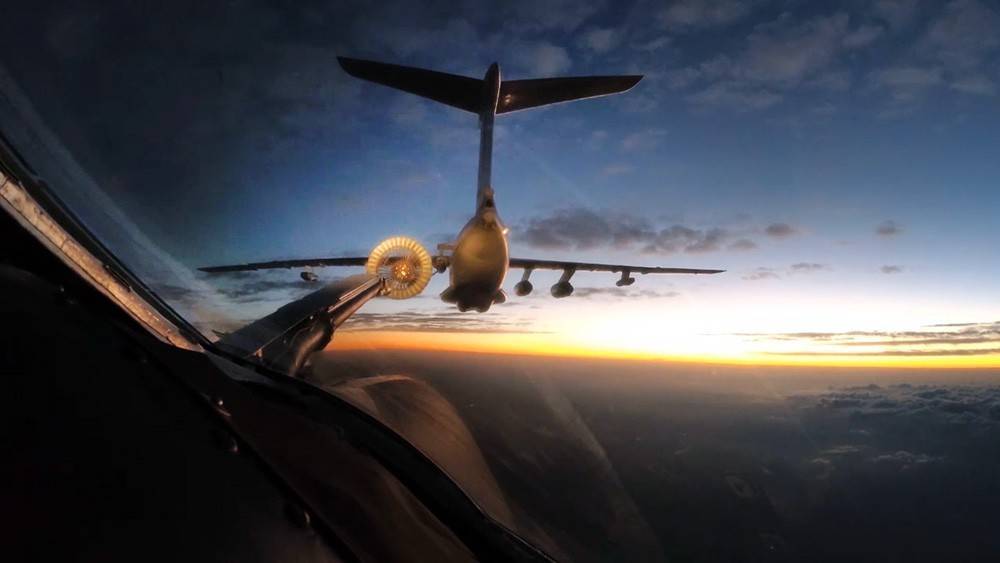 Появилось видео ночной дозаправки Ту-160 по пути в ЮАР