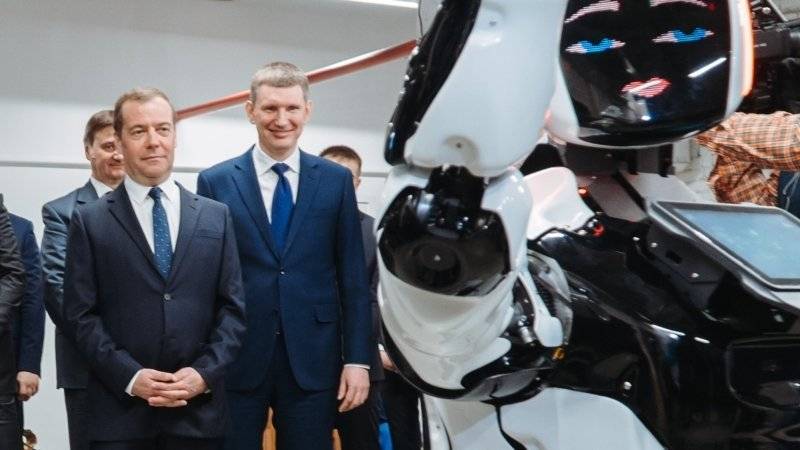 Медведев предупредил россиян о неминуемой роботизации