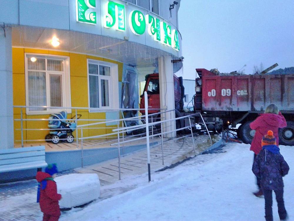 Грузовик протаранил детсад в Ханты-Мансийске