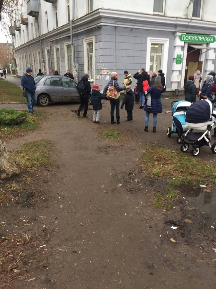 Фото: авто влетело в здание поликлиники в Перми, пострадал ребенок
