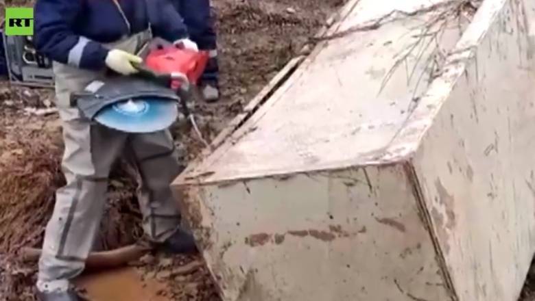 Опубликовано видео вскрытия сейфа с золотом на месте прорыва дамб под Красноярском
