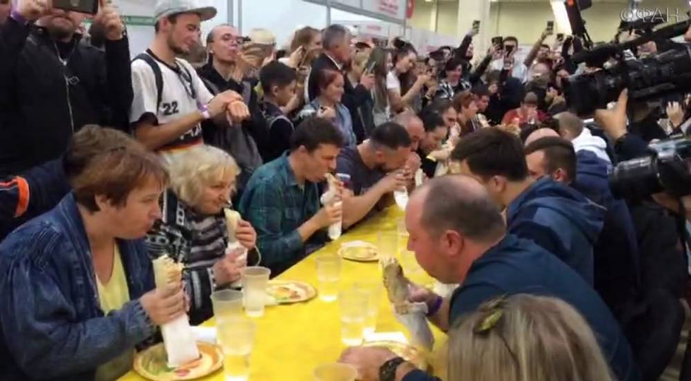 Застрявший в Токио Зеленский пропустил ростовский чемпионат по скоростному поеданию шаурмы