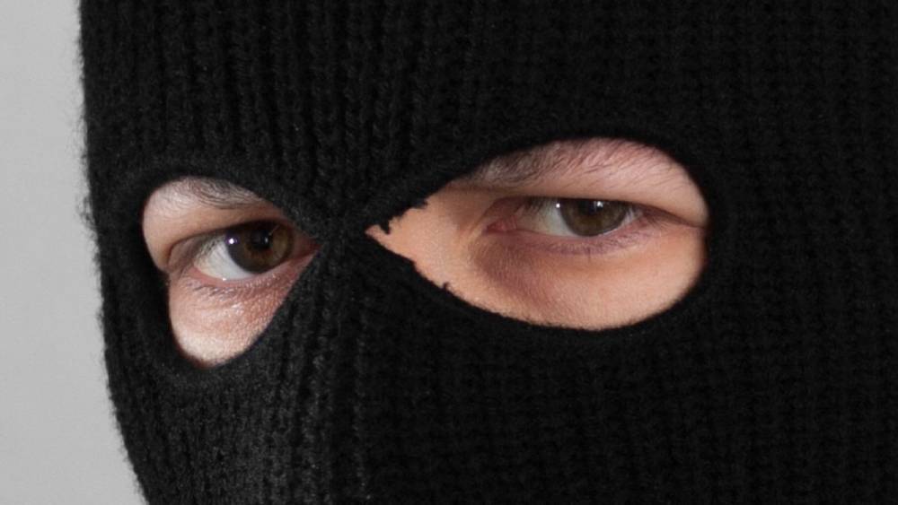 Неизвестный в маске пробрался по веревке в магазин ТК «Мега Парнас» и украл телефоны