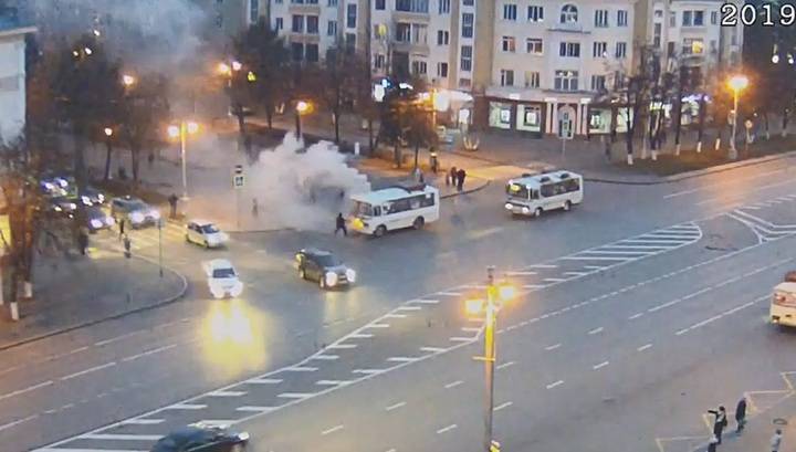 Автобус с пассажирами загорелся в Кемерове. Видео