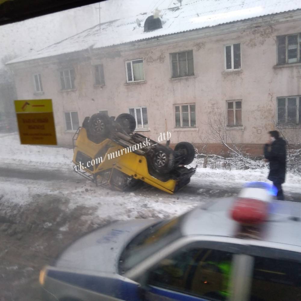 В Мурманске на скользкой дороге перевернулся автомобиль