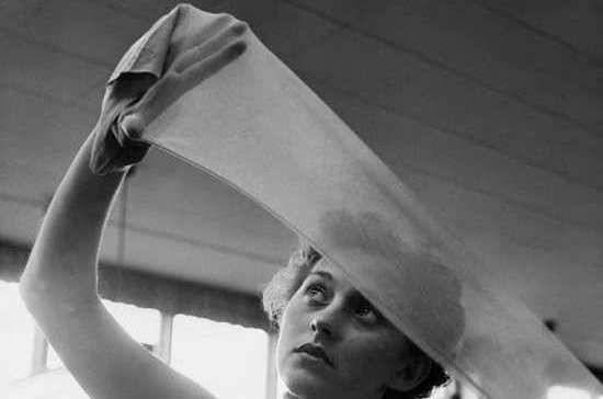 80 лет назад женщины сменили шёлковые чулки на нейлоновые