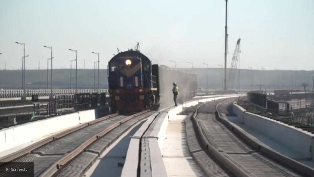 Железнодорожную часть Крымского моста испытывают на прочность