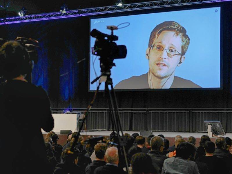 Сноуден обвинил спасшую его от ареста Россию во вмешательстве в выборы в США
