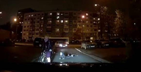 В Петербурге женщина гуляла с ребенком, нацепив на него поводок