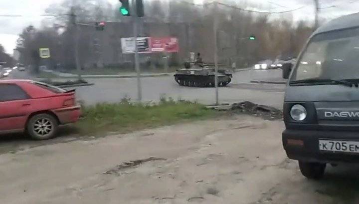 Бронемашина проскочила на красный и протаранила машину в Костроме