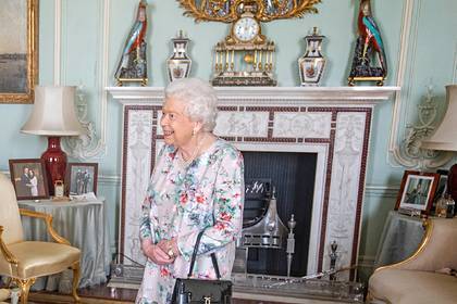 Британская королева снова убрала подальше фото с Меган Маркл