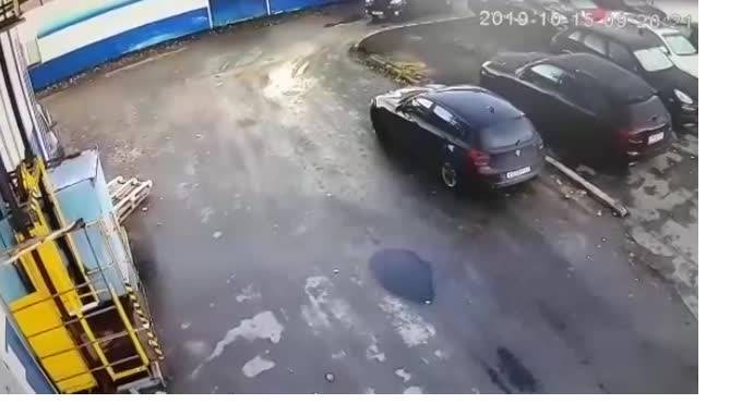 Директор автоцентра сбил 24-летнюю девушку на Чугунной улице