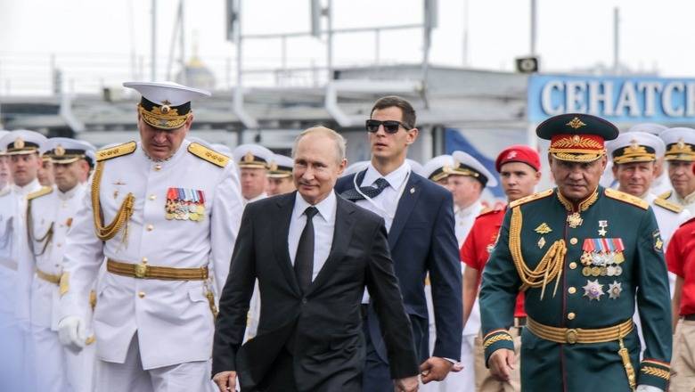 Россияне больше всего доверяют президенту и армии, меньше всего - бизнесу и партиям