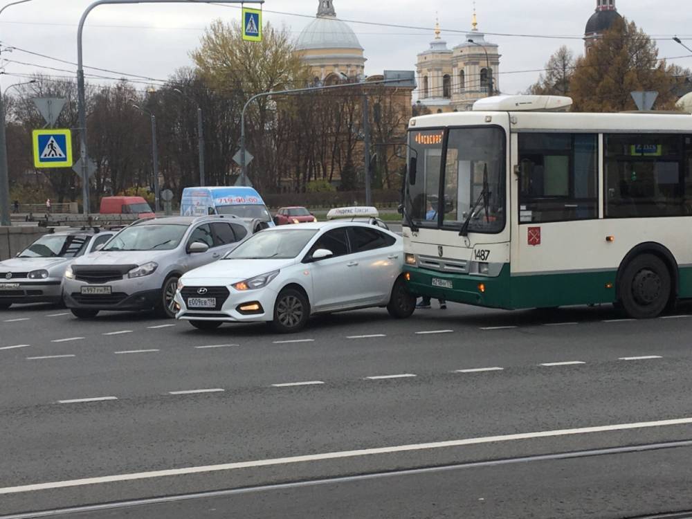 Автобус № 46 не довез пассажиров до остановки из-за ДТП на площади Александра Невского