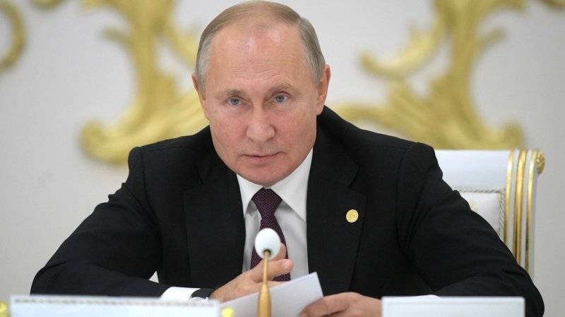 В Кремле не думают о преемнике Путина, заявил Песков