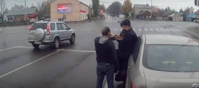МВД проводит проверку после видео с батюшкой, "подрезавшим" автобус