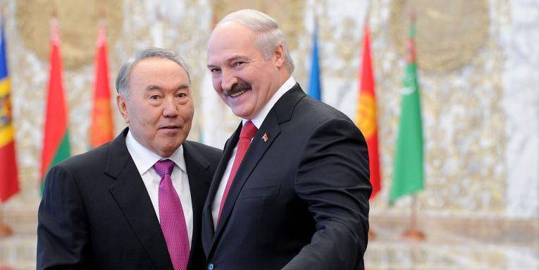Лукашенко вспомнил, как "бегал за пивом" для Назарбаева