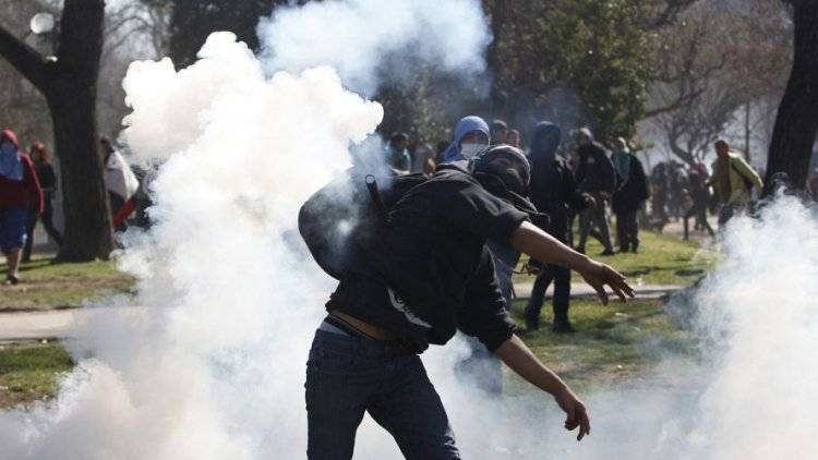 Автомобиль врезался в толпу протестующих в Чили, двое погибших