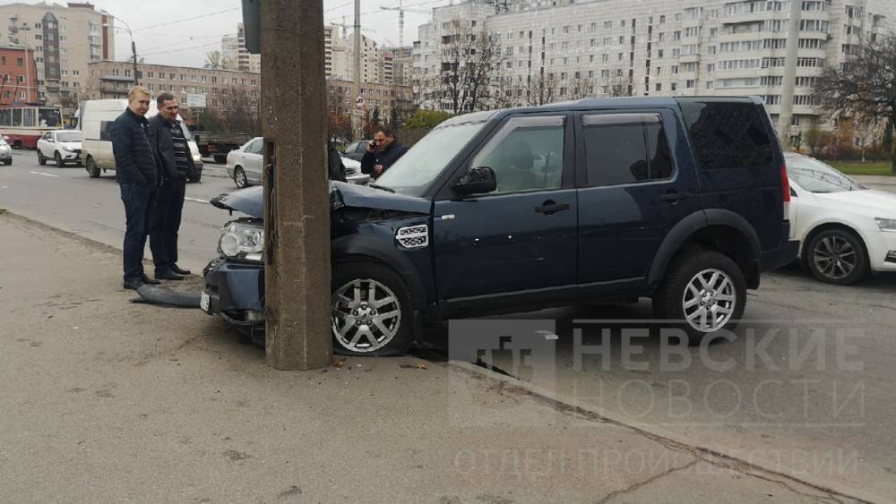 Появились фотографии с места аварии на перекрестке Светлановского и Тихорецкого