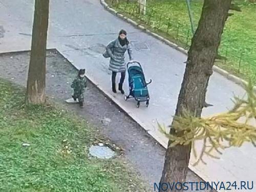 Видео: женщина с кажущейся легкостью отбрасывает крышку люка, куда провалился её ребенок