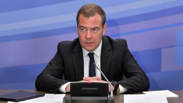 Медведев призвал губернаторов "не прятаться" от ЕР