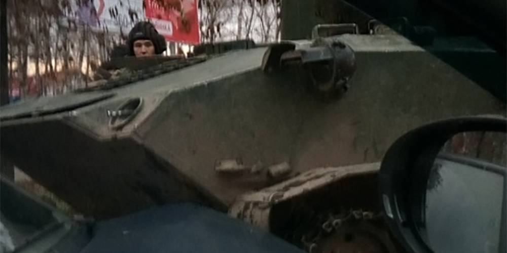 Видео: броневик протаранил легковушку в Костроме