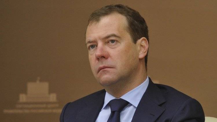 Медведев потребовал от единороссов не идти на выборы самовыдвиженцами
